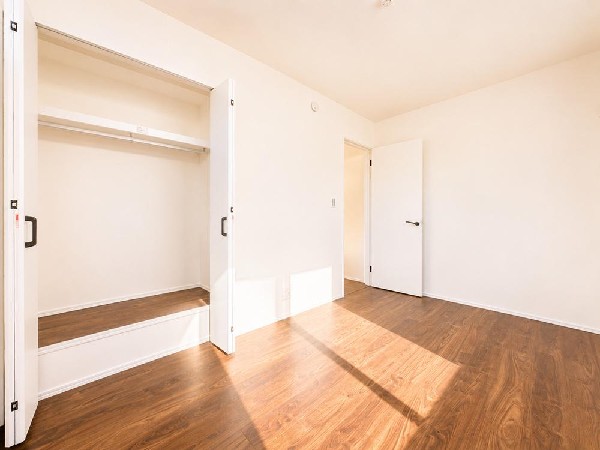 日差しを長時間受ける事が出来る暖かいお部屋です。もちろんペアガラスなので、遮音性にも優れ結露も発生しにくい構造。サッシ周りのカビが発生しにくくなりますね。  ◇居室◇