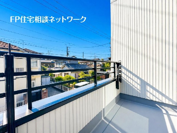 南からの明るい光が差しこむ陽だまりの空間。南に大きく面したバルコニーでお洗濯も干せばあっという間に乾きそうで家事もスムーズにこなせますね！乾いたお洗濯物からは太陽の匂いが感じられる心地よさ。