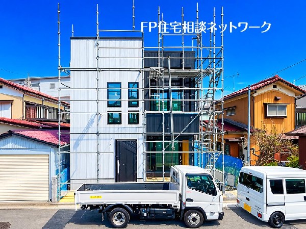 外観:四季を通じて自然と触れ合えるスポットが周辺には盛りだくさん！お散歩やジョギング、週末のご家族での遊びに最適です。目の前に広がる開放感とゆとり、暮らしの夢を育む理想の住まいがここにはあります。