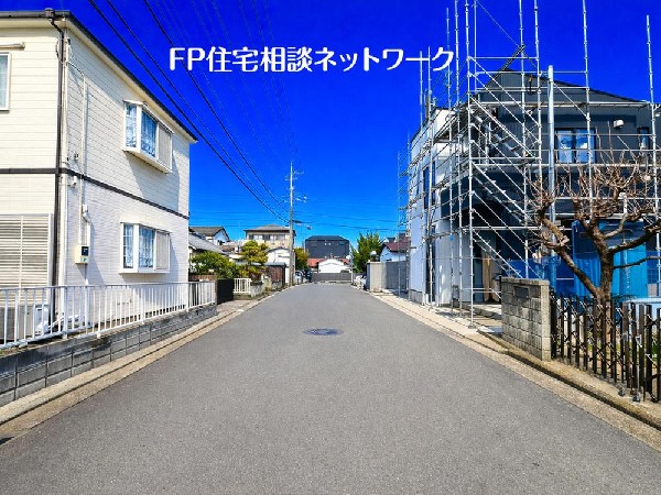 外観:閑静な車通りの少ない道路。お車の出し入れが苦手なママや小さなお子様にも安心ですね。車のすれ違いも問題なくできるので、ストレスなく運転できます！