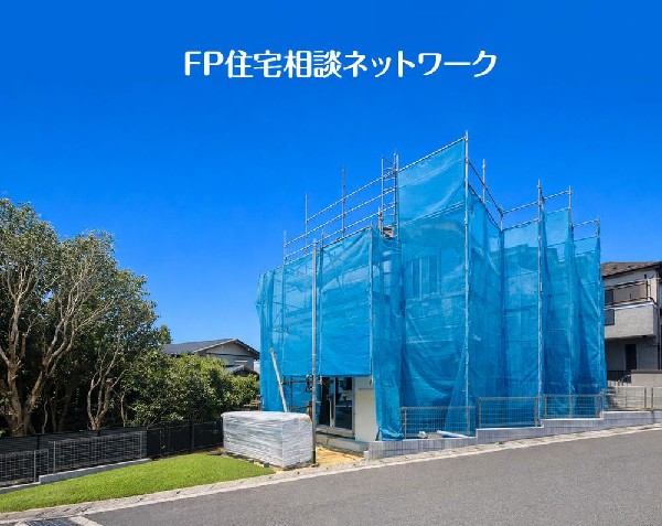 外観:四季を通じて自然と触れ合えるスポットが周辺には盛りだくさん！お散歩やジョギング、週末のご家族での遊びに最適です。（本画像の外構の一部CGで作成しており、実際に現地に芝生は敷かれておりません。）