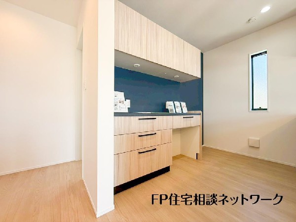 システムキッチンとコーディネイトされたカップボードもあり、収納力も充分です。ダイニング側には可動棚付きのパントリーを備え、食品はもちろん、リビングの収納にも役立ちます。