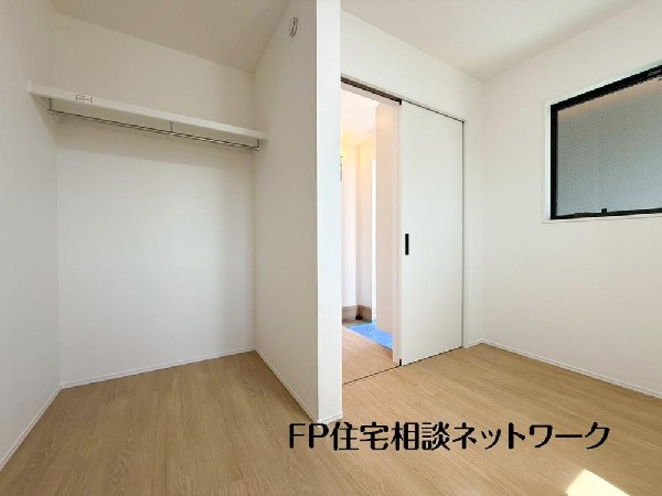 居室には収納クローゼットを完備！普段使いのお洋服や小物はもちろん、季節物のお洋服などもしっかりと整理整頓おしまい頂けます。居室空間をより広く隅々までお使いいただけますね。