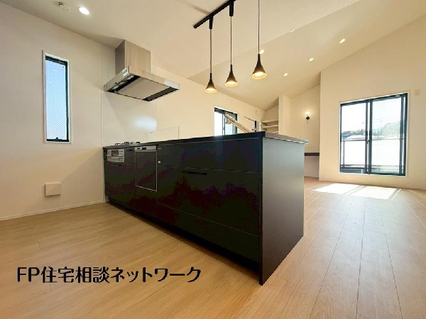 対面式のカウンターキッチンは、出来上がったお料理をカウンターに並べてお子様が運ぶなど、お手伝いの時間も増えそうですね！家族と会話をしながら料理を楽しめ一体感を感じられるキッチン。