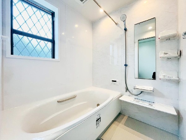 ユニットバスはゆったりとくつろげる1坪タイプ。足までしっかりと伸ばせる浴槽は、心身ともにしっかりと疲れを癒してくれます。お子様と一緒の入浴でも充分な広さです。