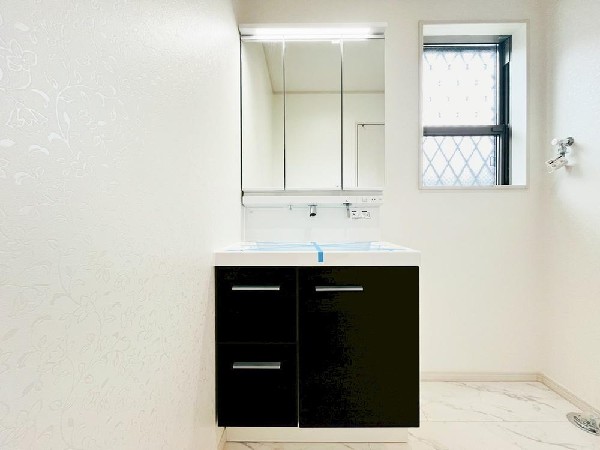 鏡の裏に収納棚を確保した三面鏡を採用。化粧品や歯ブラシなどを機能的に収納。便利な床下収納付き。