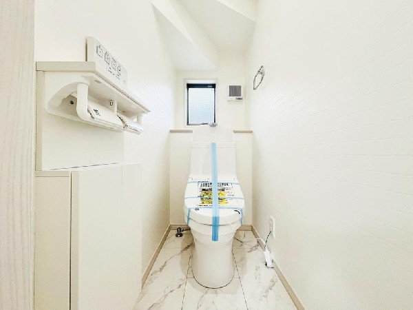 洗浄機能付き便座を標準装備。便座保温機能もあるので寒い季節も安心。