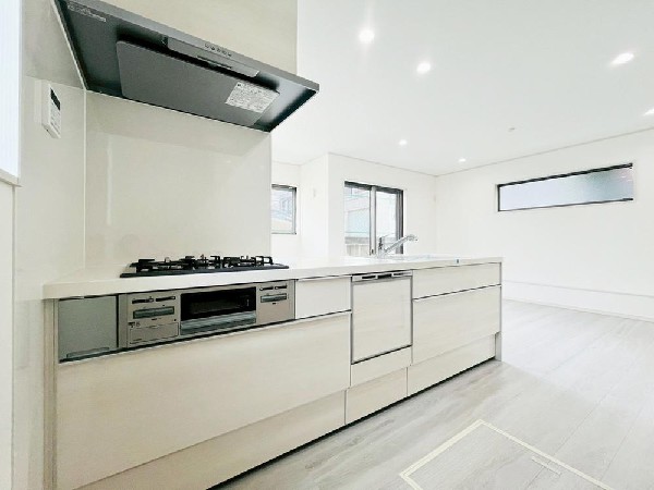 リビングを見渡せる対面式キッチンは、ご家族との会話もできて毎日のお料理が楽しくなります。リビングで遊ぶお子様にも目が届くので安心して家事が出来ますね。