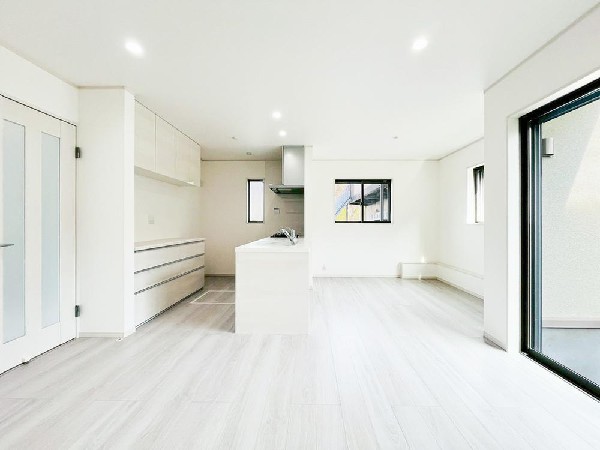 家族と過ごす時間を大切にしたい方にぴったりのゆとりある住空間です。窓からの日差しがリビングの隅々までしっかりと届きます。