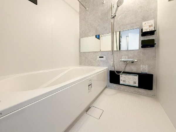 ゆったりとくつろげる広々バス。足までしっかりと伸ばせる浴槽は、心身ともにしっかりと疲れを癒してくれます。お子様とも一緒に浸かれ、ご家族みんなで一緒にバスタイムを楽しめますね♪