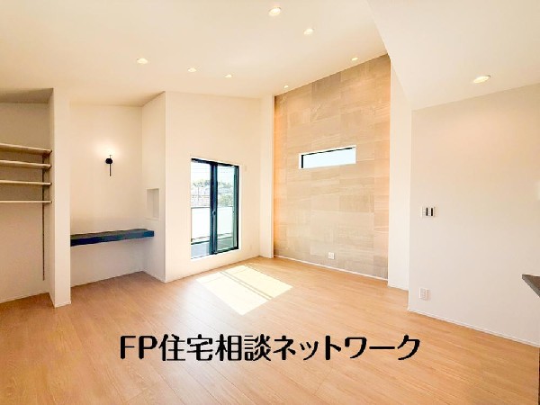 大切なご家族が集まるＬＤＫはこだわりたいですね！休日はおひさまの光をたっぷりと取りこめるリビングでゆったりと過ごしませんか？子供たちが元気に笑いながら走り回っている姿が目に浮かぶ空間です。