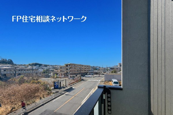 開放的なバルコニーは太陽の温かな温もりをめいっぱい受け止めてくれます。太陽の光と爽やかな風を受けたお洗濯物はあっという間に乾き、取りこむ時には太陽の匂いを感じられそうですね。