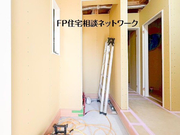 外観:玄関横には便利な土間収納（SIC）を設計。ベビーカーやアウトドア用品もそのまま収納でき、玄関まわりをすっきり保てます♪