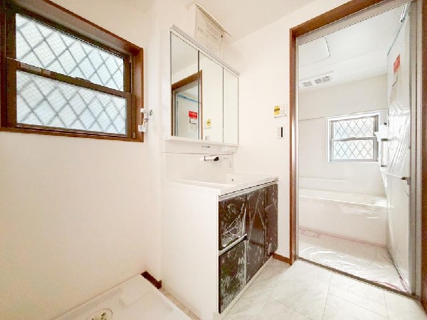 たっぷりの大型収納を設けたシャワー付き洗面台で快適な暮らしを。収納力と機能性に優れたお手入れラクラクのゆったりとした洗面台で朝の忙しい時間でも身支度準備がスムーズに出来そうですね。