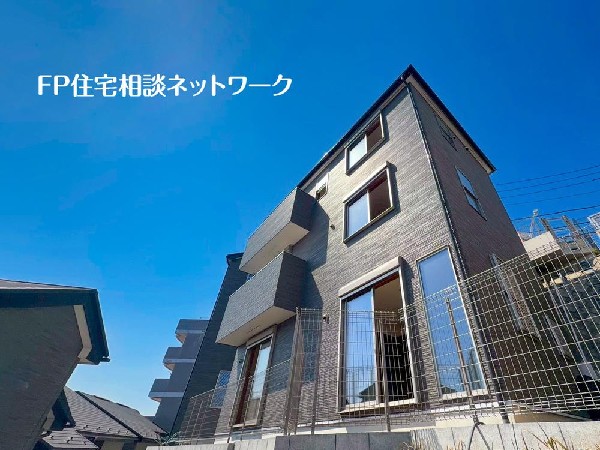 外観:目の前に広がる開放感とゆとり、暮らしの夢を育む理想の住まいがここにはあります。堂々とした姿で完成したこの住宅は見る人を魅了してくれる高級感があります！