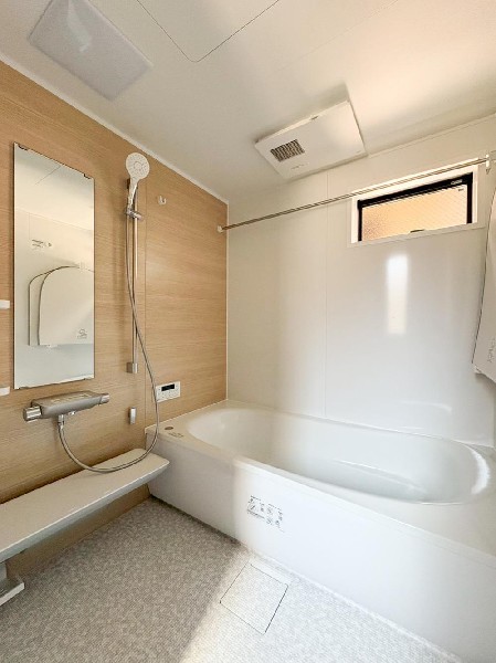 ユニットバスはゆったりとくつろげる1坪タイプ。足までしっかりと伸ばせる浴槽は、心身ともにしっかりと疲れを癒してくれます。お子様と一緒の入浴でも充分な広さです。