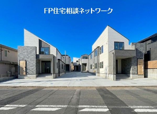 外観:第一種低層住居専用地域の良好な住環境が保たれたエリア。低層の一戸建てを中心とした街並みが整然と続き、採光や開放性に恵まれています。（本画像は外構一部をCGで作成しております）