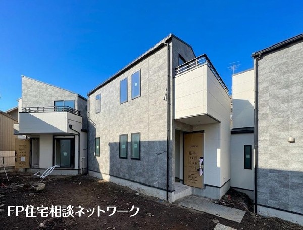 外観:第一種低層住居専用地域の良好な住環境が保たれたエリア。低層の一戸建てを中心とした街並みが整然と続き、採光や開放性に恵まれています。