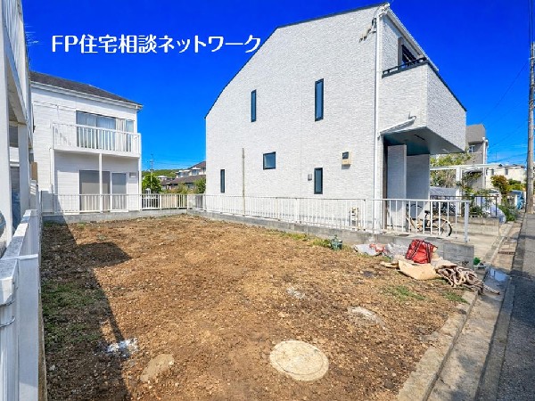 外観:良好な住環境が保たれたエリア。低層の一戸建を中心とした街並みが整然と続き周辺は高い建物が建っておらず、採光や開放性に恵まれ、空が広く緑の多い閑静な趣を感じる環境です。