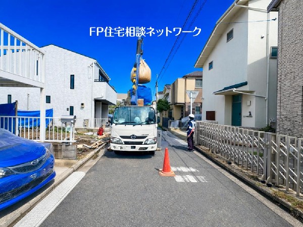 外観:閑静な車通りの車通りの少ない道路。お車の出し入れが苦手なママや小さなお子様にも安心ですね。しっかり舗装もされているので、ベビーカーや自転車で通っても快適に通行できます。