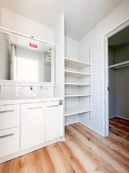 鏡の裏に収納棚を確保した三面鏡を採用。化粧品や歯ブラシなどを機能的に収納。便利な床下収納付き。