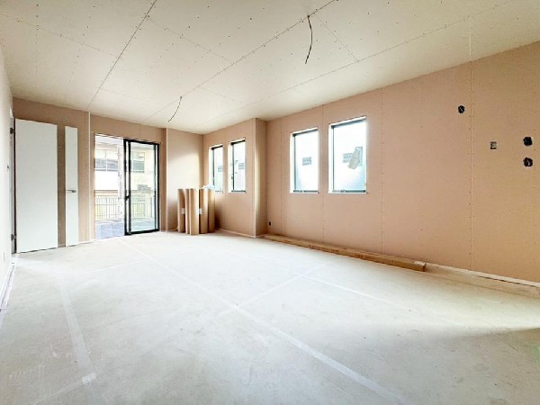 家族と過ごす時間を大切にしたい方にぴったりのゆとりある住空間です。窓からの日差しがリビングの隅々までしっかりと届きます。