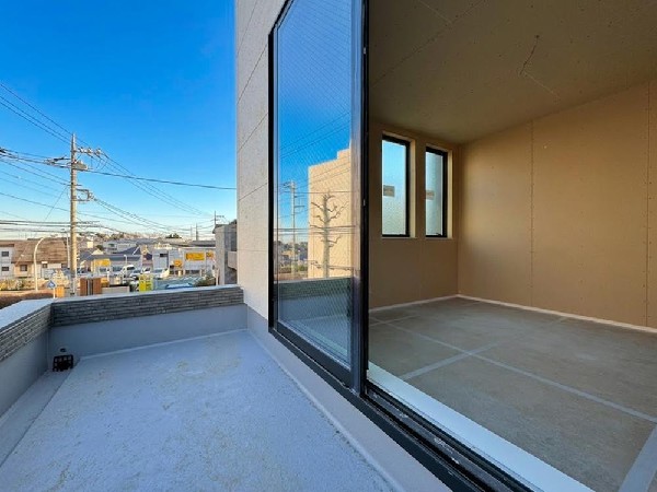 明るい光が差しこむ陽だまりの空間。お洗濯もあっという間に乾きそうです。