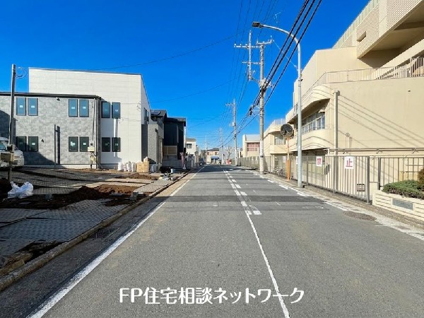 外観:第一種低層住居専用地域の良好な住環境が保たれたエリア。低層の一戸建てを中心とした街並みが整然と続き、採光や開放性に恵まれています。