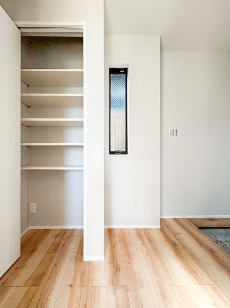 外観:散らかりがちな玄関をスッキリと保てる玄関収納。落ち着いた雰囲気の色目が、室内のカラーやデザインと調和しています。