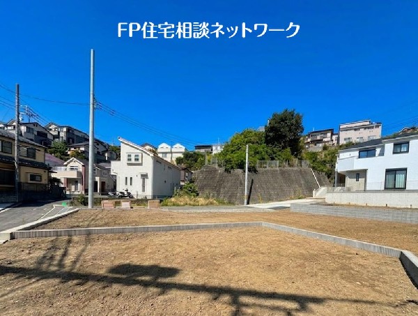 外観:前面は分譲地専用に通した4.5メートル幅の道路。通り抜けが出来なくなっておりますので、他の車は進入してきません。運転が苦手な方でも落ち着いて車庫入れ可能です。