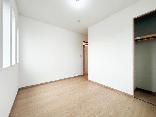 日差しを長時間受ける事が出来る暖かいお部屋です。もちろんペアガラスなので、遮音性にも優れ結露も発生しにくい構造。サッシ周りのカビが発生しにくくなりますね。