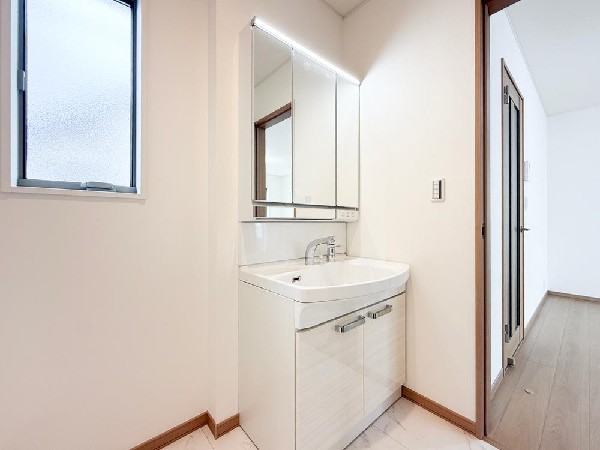 ゆとりのある洗面スペースで、朝の身支度やお掃除・片付けも快適スムーズです。３面鏡で髪のセットやお化粧もストレスなくこなせ、朝から気分良く通勤通学に向かえそうですね！
