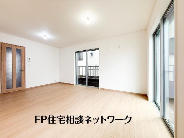 開放感のある現地で、前面道路よりも少し高くなっておりますので、プライベート感も保たれます！高くなっている分、日当りや風通しも良く快適な生活が待っています！