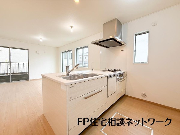 リビングを見渡せるカウンターキッチンでお子様の様子を伺いながら食事の支度が出来ます。家族の気配を感じられる、そんな空間を演出できるキッチンです。