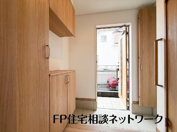 外観:気持ちの良い一日の始まりは笑顔でスタートしたいですよね。玄関ホールがスッキリ広々としていると帰る時も出ていく時も気持ちが良いものです！