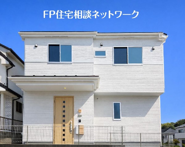 外観:開放感のある現地で、前面道路よりも少し高くなっておりますので、プライベート感も保たれます！高くなっている分、日当りや風通しも良く快適な生活が待っています！