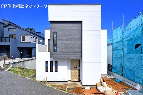 外観:光と風が行わたる開放感あふれる邸宅　春には気持ちの良いそよ風、冬には朝の暖かな光　季節の移り変わりを感じる暮らしを実現