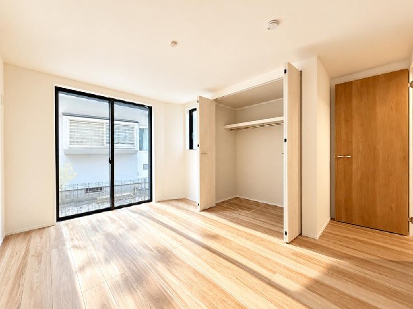 光が沢山取り込める大きな窓。日差しを長時間受ける事が出来る暖かいお部屋です。もちろんペアガラスなので、遮音性に優れ、結露も発生しにくい構造。サッシ周りのカビが発生しにくくなりますね。