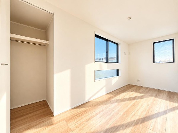 日差しを長時間受ける事が出来る暖かいお部屋です。もちろんペアガラスなので、遮音性にも優れ結露も発生しにくい構造。サッシ周りのカビが発生しにくくなりますね。