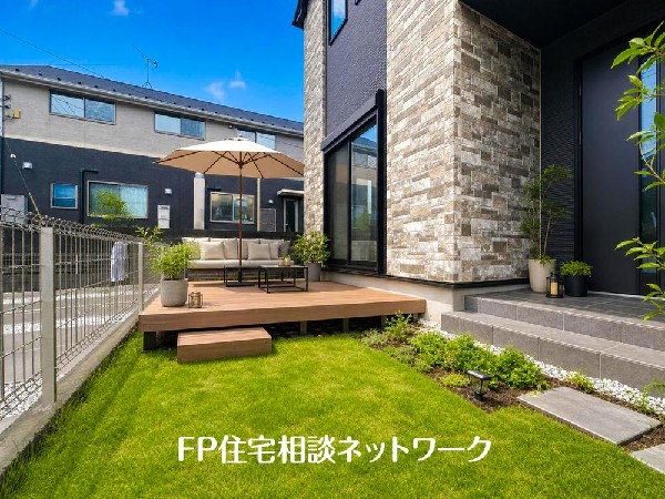 外観:年中大活躍のプライベート空間になるお庭はご家族の団らんの場として最適なスペース。（本画像はCGで作成しており、実際に現地に家具はおかれておりません。また価格に家具は含まれておりません。）