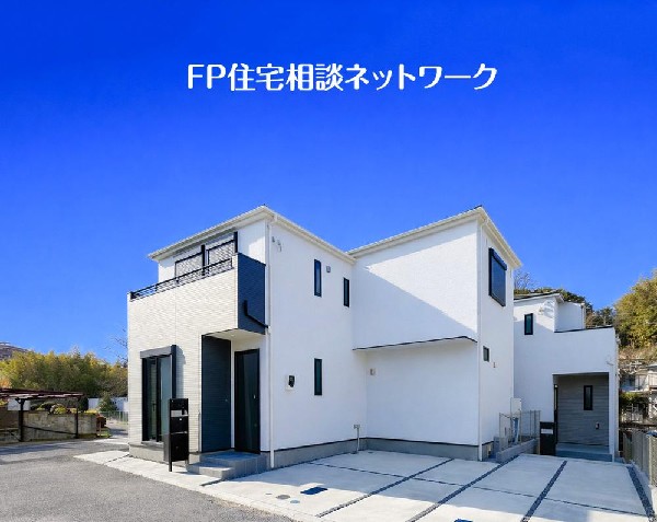 外観:～類似外観同仕様写真～  ※外観、屋根、色、扉や窓の開口部の位置、形状等が異なります。