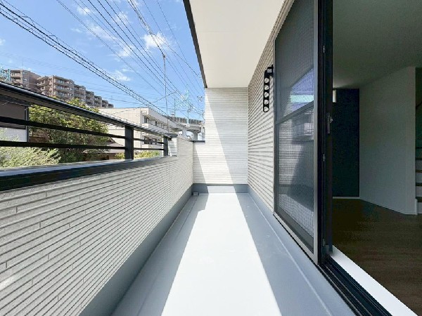 道路に面した2階のバルコニーは思わず大きく深呼吸したくなるような開放的な雰囲気です。