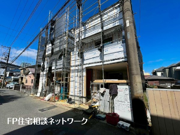 外観:前面道路は車通りの少ない道路。段差もなくお車の出し入れが苦手な方も駐車しやすそうです。