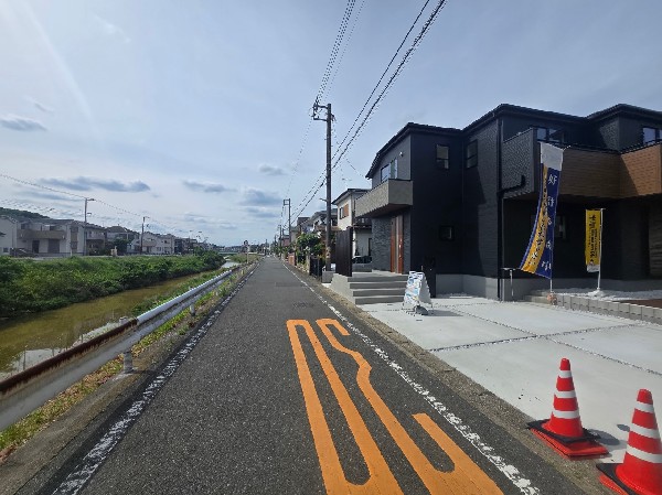 外観:前面道路は車通りの少ない道路