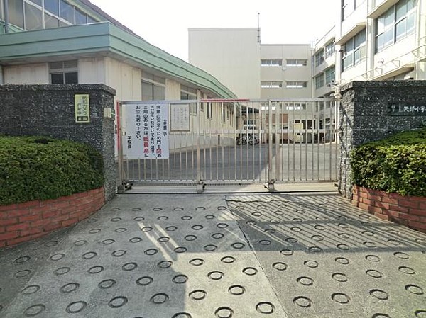 周辺環境:横浜市立矢部小学校(横浜市立矢部小学校まで850m)
