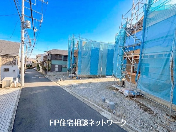 外観:第一種低層住居専用地域の良好な住環境が保たれたエリア。低層の一戸建てを中心とした街並みが整然と続き、周辺は高い建物が建っていないので、採光や開放性に恵まれています。