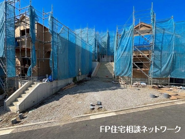 外観:第一種低層住居専用地域の良好な住環境が保たれたエリア。低層の一戸建てを中心とした街並みが整然と続き、周辺は高い建物が建っていないので、採光や開放性に恵まれています。