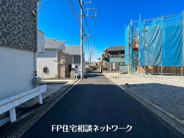 外観:第一種低層住居専用地域の良好な住環境が保たれたエリア。低層の一戸建てを中心とした街並みが整然と続き、周辺は高い建物が建っていないので、採光や開放性に恵まれています。