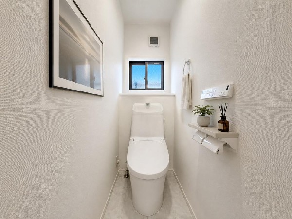 スッキリとしたデザインのトイレは明かり取りの窓からも光が取り込まれ日中は電気を消していてもご使用いただける明るさとなっております。