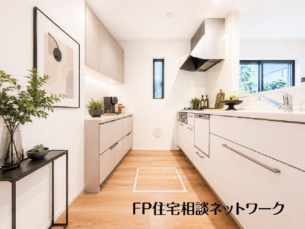 家族と会話をしながら料理を楽しめ一体感を感じられるキッチン。（本画像はCGで作成しており、実際に現地に家具はおかれておりません。また価格に家具は含まれておりません。）